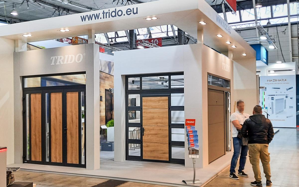 Trido Messestand, Garagentore aus Glas mit Schlupftüren, neue Faltflügeltore 2+1