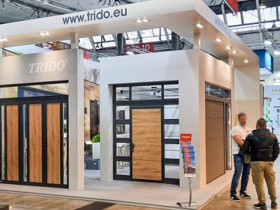 Trido Messestand, Garagentore aus Glas mit Schlupftüren, neue Faltflügeltore 2+1